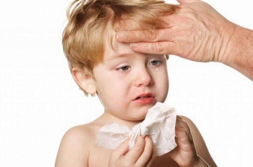 Triệu chứng bệnh quai bị thường gặp là trẻ sốt cao, nhức đầu, buồn nôn, sưng tuyến nước bọt