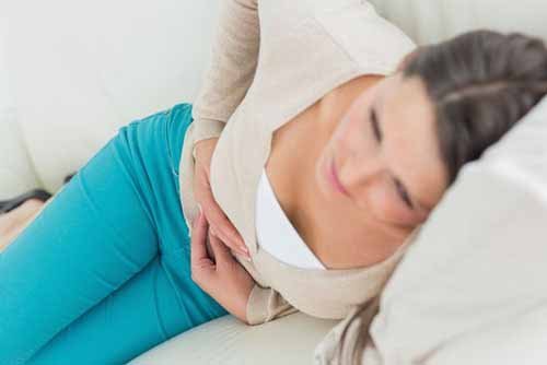 Đau tức bụng, thường xuyên đầy bụng, nôn và buồn nôn...là những triệu chứng thường gặp của u nang buồng trứng
