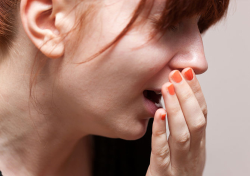 Người bệnh nhân sẽ xuất hiện một số triệu chứng như đau, ngứa rát trong cổ họng, khàn giọng hoặc mất tiếng khi bị viêm thanh quản