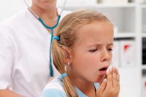 Khi bé bị viêm VA sẽ có biểu hiện ho, sốt cao, đau họng...