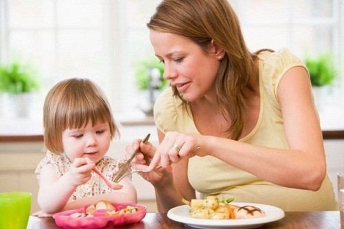 Để cải thiện tình trạng sức khỏe cho trẻ, cha mẹ cần chú ý tới chế độ ăn uống, dinh dưỡng hàng ngày cho bé bị viêm VA