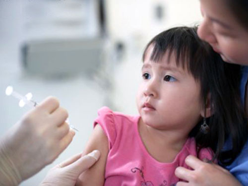 Tiêm vắc xin là biện pháp hiệu quả giúp phòng ngừa quai bị cho trẻ