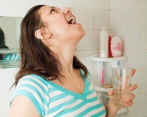 Súc miệng bằng nước ấm là một trong những cách làm giảm đau viêm amidan.