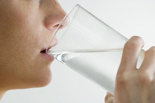 Nhớ uống nhiều nước, tránh để cơ thể rơi vào tình trạng mất nước.