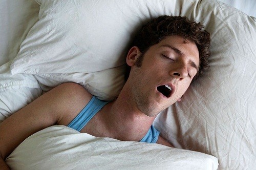 Viêm amidan dẫn tới biến chứng ngưng thở khi ngủ cũng cần phẫu thuật loại bỏ. 