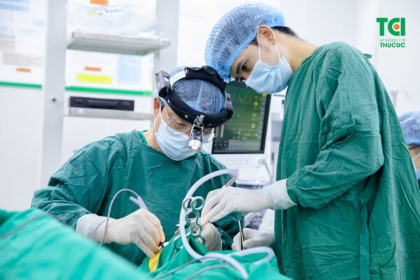 Phẫu thuật là một trong số các phương pháp thường được áp dụng để điều trị viêm amidan