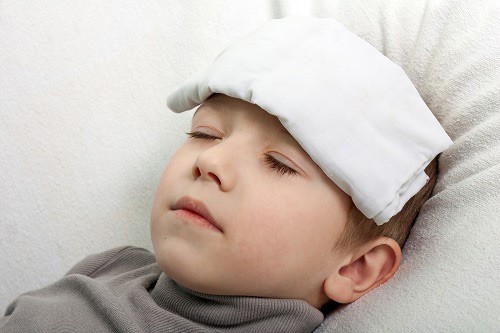 Trẻ bị viêm amidan thường có biểu hiện sốt cao, khó chịu, đau họng...
