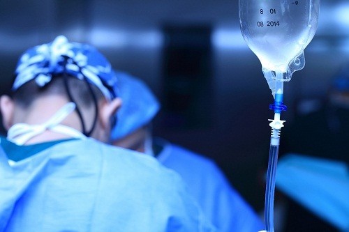 Phẫu thuật cắt bỏ một phần hay toàn bộ tuyến giáp tùy thuộc vào tình trạng cụ thể của người bệnh.