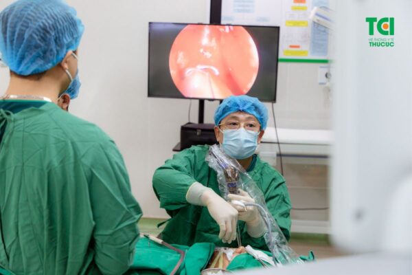 Phẫu thuật mổ xoang mũi bằng hệ thống nội soi giúp xử trí triệt để tình trạng viêm nhiễm