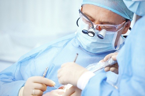 Phẫu thuật là phương pháp mà trong đó các polyp ở dây thanh được loại bỏ. 