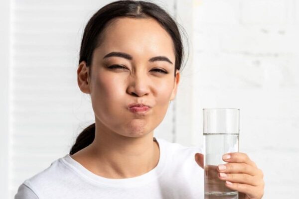 Trị viêm amidan tại nhà bằng việc súc miệng sạch sẽ, uống nước ấm...