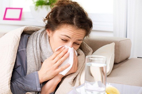 Bệnh thường gây cảm giác đau ở vùng trán, sốt nhẹ, chảy nước mũi...rất khó chịu