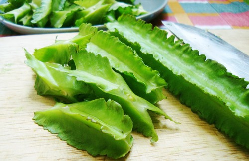 Đậu rồng là loại đậu có lượng canxi nhiều nhất trong các loại đậu, rất có lợi trong phòng chống loãng xương. Theo nghiên cứu, trong hạt đậu rồng có chứa 30 - 37% protit, 28 - 31% gluxit; trong quả non có từ 1.9 - 2.9% protit, 3.1 - 3.9% gluxit. Thành phần acid amin trong đậu rồng có nhiều lysin, methionin, cystin... Do đó, đậu rồng được xếp vào loại cây lương thực rẻ tiền nhưng bổ dưỡng.