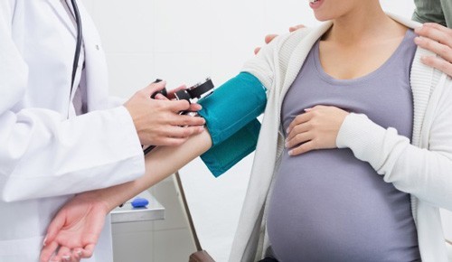 Huyết áp cao là một trong những biểu hiện của tiền sản giật.