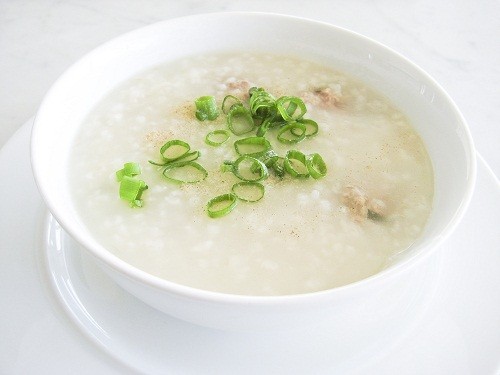 Sau phẫu thuật dây thanh quản nên ăn thức ăn mềm như rau xay nhuyễn, khoai tây nghiền, cháo... rất phù hợp cho bệnh nhân sau phẫu thuật dây thanh quản.