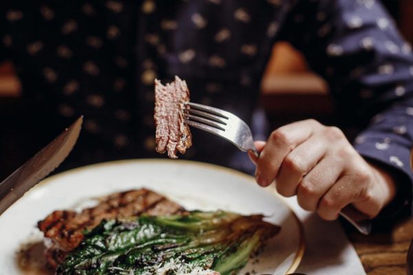 Ăn uống cân bằng, đủ dinh dưỡng và uống thuốc bổ sung chất sắt nếu có yêu cầu từ bác sĩ để thúc đẩy quá trình hồi phục.