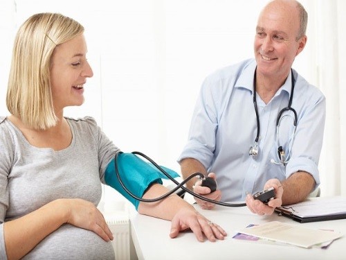 Thai phụ cần khám thai định kỳ theo hẹn của bác sĩ. Dành nhiều thời gian nghỉ ngơi, thư giãn.
