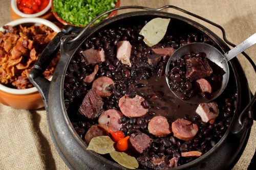 Đậu đen hầm đuôi heo hoặc đuôi bò có tác dụng chữa đau lưng