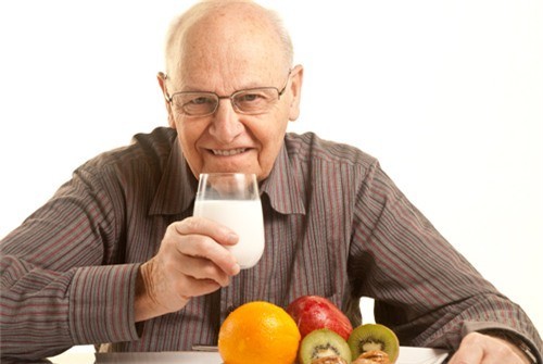 Thay đổi thói quen ăn uống, bổ sung nhiều nước và chất xơ giúp phòng ngừa nguy cơ mắc bệnh trĩ ở người cao tuổi