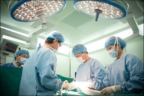 Để ngừa biến chứng u nang buồng trứng, người bệnh cần được chỉ định phẫu thuật sớm