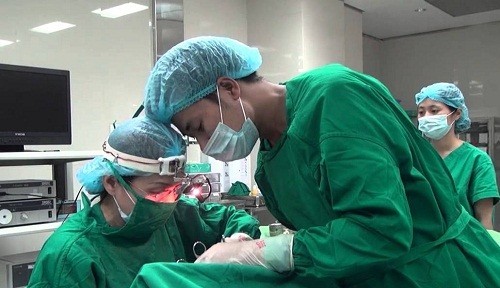 Để quá trình cắt amidan diễn ra thuận lợi, người bệnh nên đến bệnh viện có chuyên khoa Tai mũi họng để được bác sĩ chuyên khoa giỏi trực tiếp điều trị