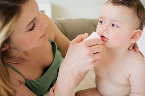 Cha mẹ cần vệ sinh mũi họng, giữ ấm cơ thể cho bé khi thời tiết chuyển mùa để ngăn ngừa nguy cơ mắc viêm xoang