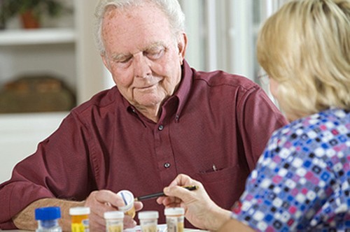 Người bệnh có thể dùng thuốc hỗ trợ hỗ trợ điều trị u xơ tuyến tiền liệt