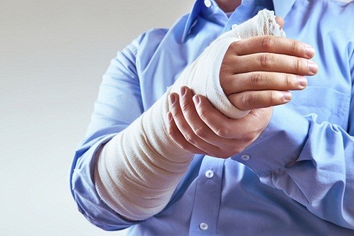 Gãy xương cánh tay chiếm khoảng 3% các gãy xương nói chung, có thể lựa chọn nhiều phương pháp điều trị bảo tồn hoặc phẫu thuật kết xương.