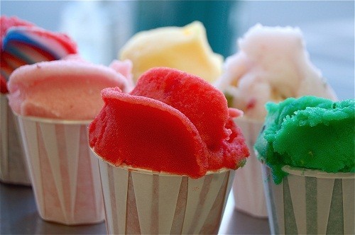 Các loại thực phẩm lạnh như kem hoặc đồ uống lạnh cũng khiến răng nhạy cảm ê buôt, khó chịu