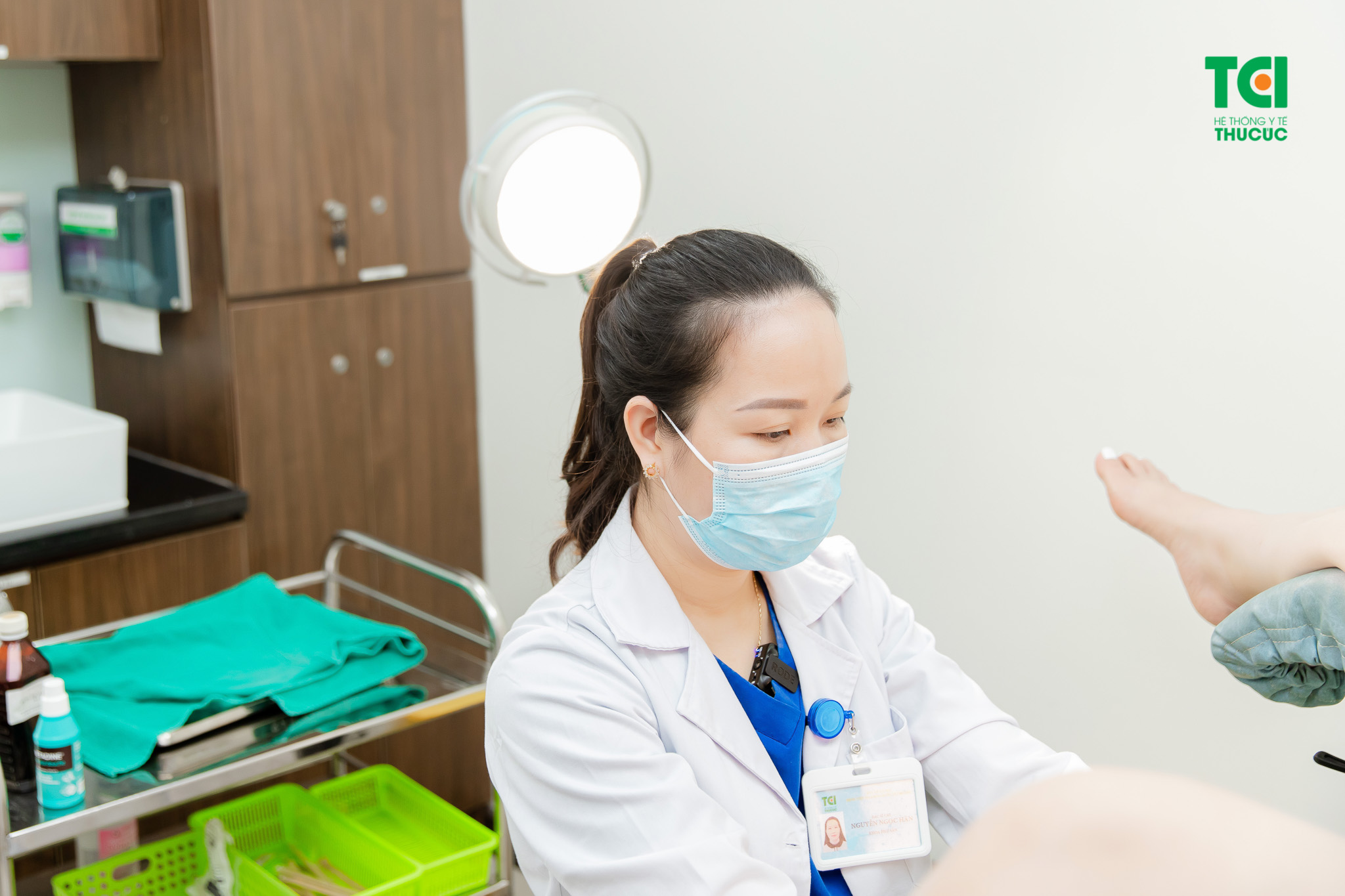 Chị em nên đi khám để được xác đinh nguyên nhân và điều trị