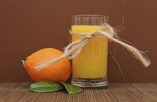 Ngoài lượng chất xơ dồi dào, cam cũng rất giàu vitamin C, cần thiết cho sự phát triển mô và xương của thai nhi. Thường xuyên ăn cam cũng là cách củng cố hàm lượng chất sắt, giúp cơ thể sản xuất thêm nhiều tế bào hồng cầu, phục vụ cho sự phát triển của thai nhi và nhau thai.