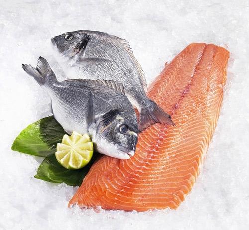 Axit béo omega-3 (hay còn gọi là DHA và EPA) trong cá giúp não em bé phát triển và thông minh hơn.