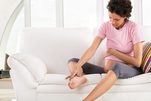 Phù khi mang thai có nguy hiểm không là quan tâm của rất nhiều thai phụ.