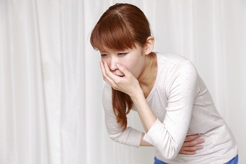 Ói mửa xảy ra do chất lỏng rò rỉ từ u nang vỡ.