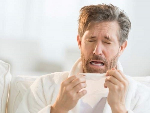 Khi bị viêm xoang mũi cấp, người bệnh sẽ có triệu chứng như: đau mặt, sốt, đau và sưng mắt