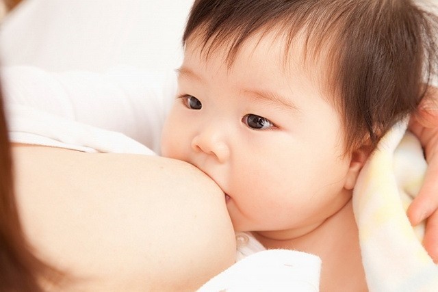 Nhiều bà mẹ lo lắng có nên tiếp tục cho con bú khi mang thai không