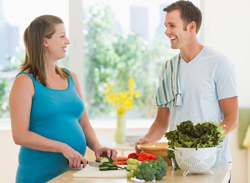 Mẹ bầu huyết áp thấp nên tăng cường rau củ quả trong khẩu phần ăn.