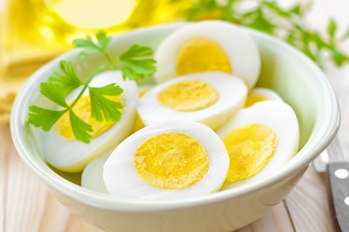 Trứng luộc kỹ có hàm lượng protein cao. Lòng trắng chứa nhiều protein, còn lòng đỏ có đầy đủ chất dinh dưỡng có giá trị như choline – chất đóng vai trò quan trọng trong não và hệ thần kinh của thai nhi; folate giúp ngăn ngừa dị tật ống thần kinh.