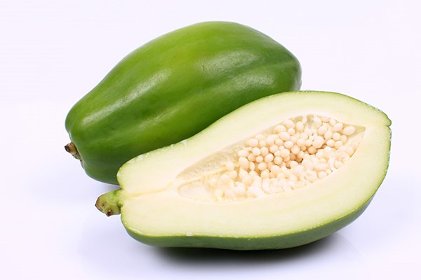 Trong đu đủ xanh và đu đủ chưa chín hẳn, có chứa rất nhiều enzym và mủ có thể gây ra các cơn co thắt tử cung, dẫn đến sẩy thai đặc biệt là trong 3 tháng đầu tiên của thai kỳ