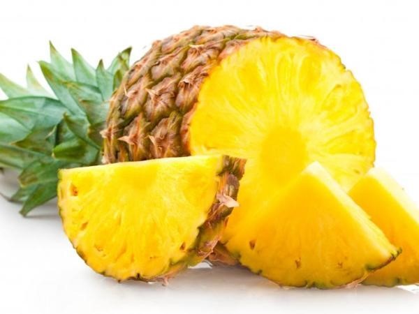 Dứa có chứa thành phần bromelain có tác dụng làm mềm tử cung, kích thích co bóp tử cung và sản xuất các chất gây phá thai. Không những thế, thơm là loại quả có tính nóng, có thể gây ra các dị ứng thưởng gặp như nổi mẩn ngứa, nóng ran người, các chứng táo bón,… không tốt cho sức khỏe mẹ bầu