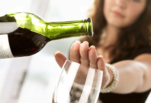 Mẹ bầu nên tuyệt đối không nên uống rượu, các thức uống chứa cồn, đồ uống có gas vì nó có thể gây ra các dị tật bẩm sinh cho thai nhi hết sức nguy hiểm.