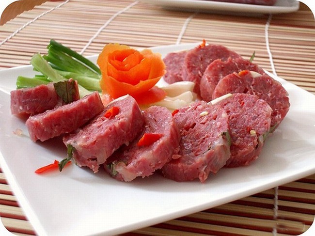 Thực phẩm tái sống có thể chứa ký sinh trùng toxoplasmosis mà nếu mẹ bầu ăn phải trong 3 tháng đầu có thể gây sảy thai, thai chết lưu hoặc các biến chứng nguy hiểm khác khó có thể lường trước được.