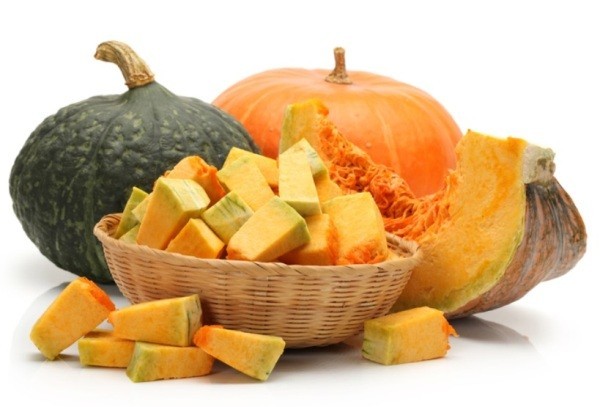 Ngoài chất xơ, bí ngô còn chứa nhiều dinh dưỡng quan trọng khác như beta-caroten, vitamin E, vitamin B6, folate, sắt, magiê. Bí ngô đem hầm nhừ hoặc nấu canh đều rất tốt cho mẹ bầu và có tác dụng chữa, phòng ngừa táo bón hiệu quả.