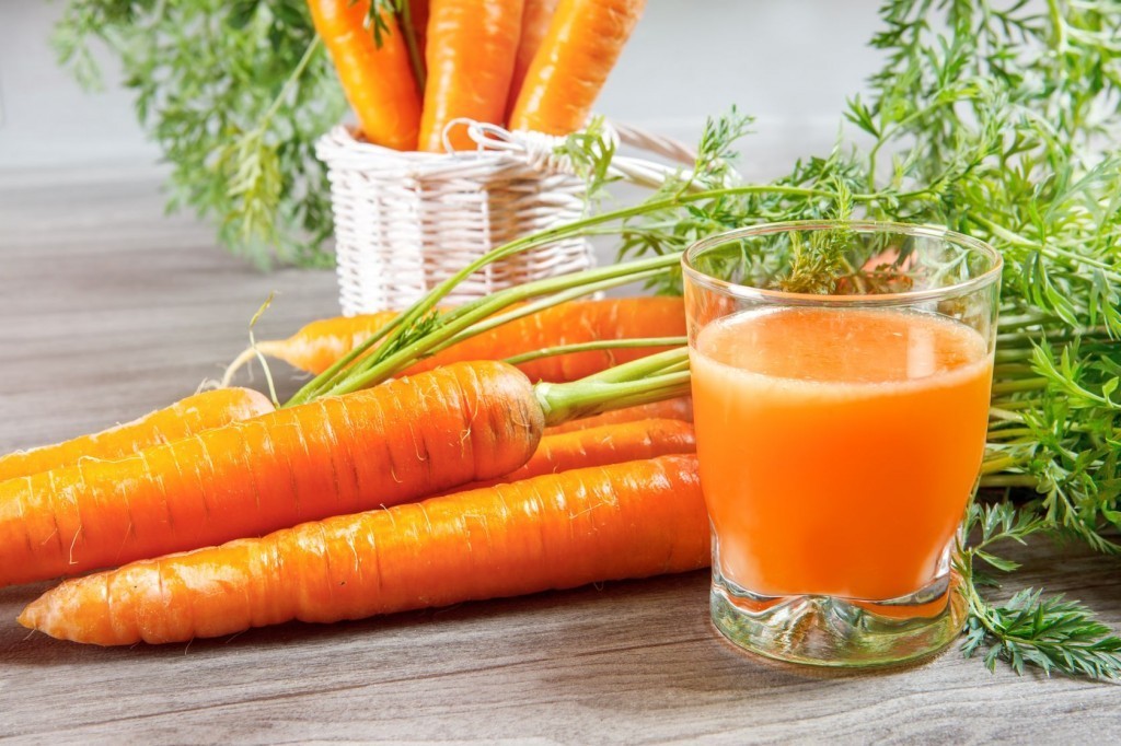 Nước ép cà rốt có tác dụng kháng khuẩn cao nên dễ dàng trị viêm họng, đau mắt và viêm xoang. Ăn cà rốt sống còn giúp tiêu diệt các vi khuẩn có hại trong đường ruột.