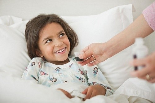 Cha mẹ cần cho bé nghỉ ngơi tại nhà và tuân thủ theo hướng dẫn điều trị của bác sĩ nhằm loại bỏ sớm triệu chứng