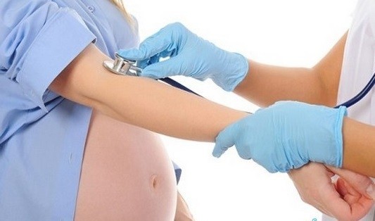 Tăng huyết áp khi mang thai cần hết sức cẩn trọng.