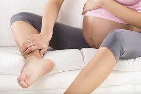 Phù chân là một trong những dấu hiệu của nhiễm độc thai nghén.
