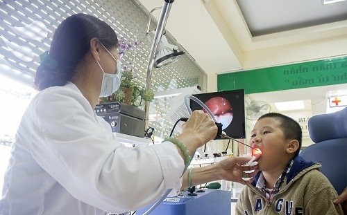 Cha mẹ cần đưa trẻ đi khám bác sĩ tai mũi họng để kịp thời điều trị sớm bệnh