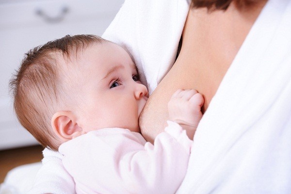 Mẹ mang bầu vẫn có thể cho con bú mẹ bình thường.