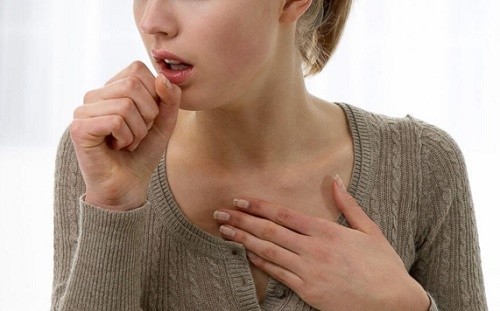 Có nhiều nguyên nhân gây viêm thanh quản như do virut, vi khuẩn....khiến người bệnh thường xuyên hắt hơi, ho, đau rát cổ